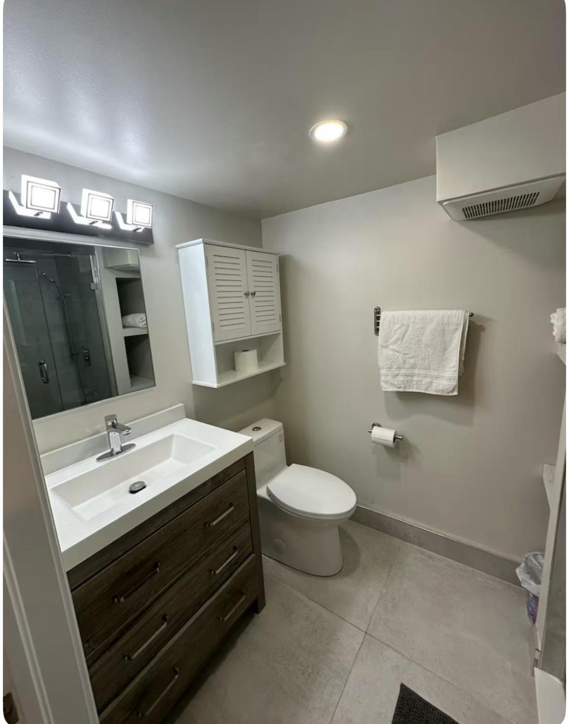 Pvt Studio Near Waterloo Airport & Minutes to Downtown Basement unit