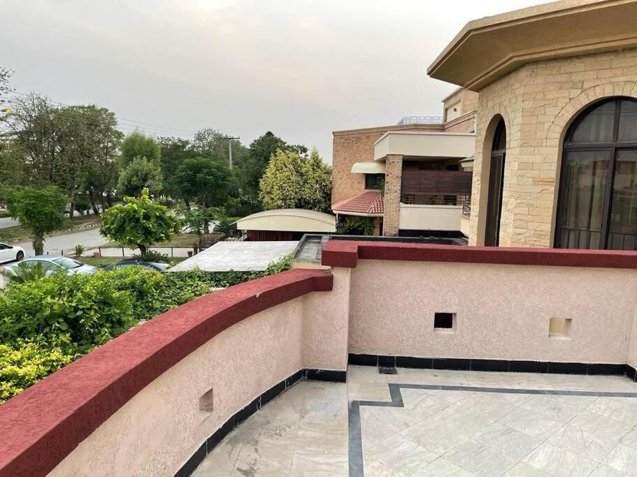 The F-11 villa, modern & luxurious view 3