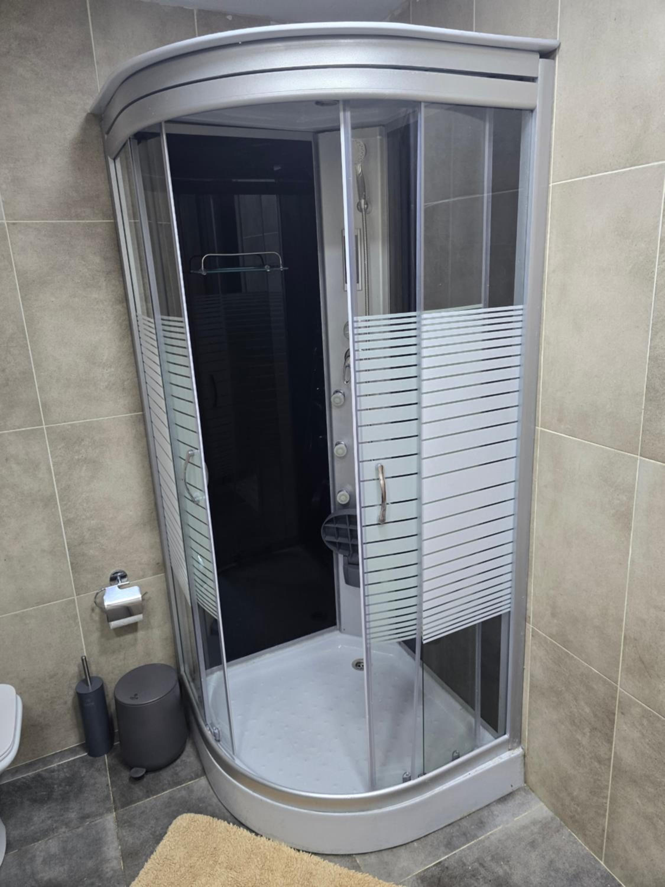 Acropolis Modern Apartments free parking,free pet hosting,Netflix