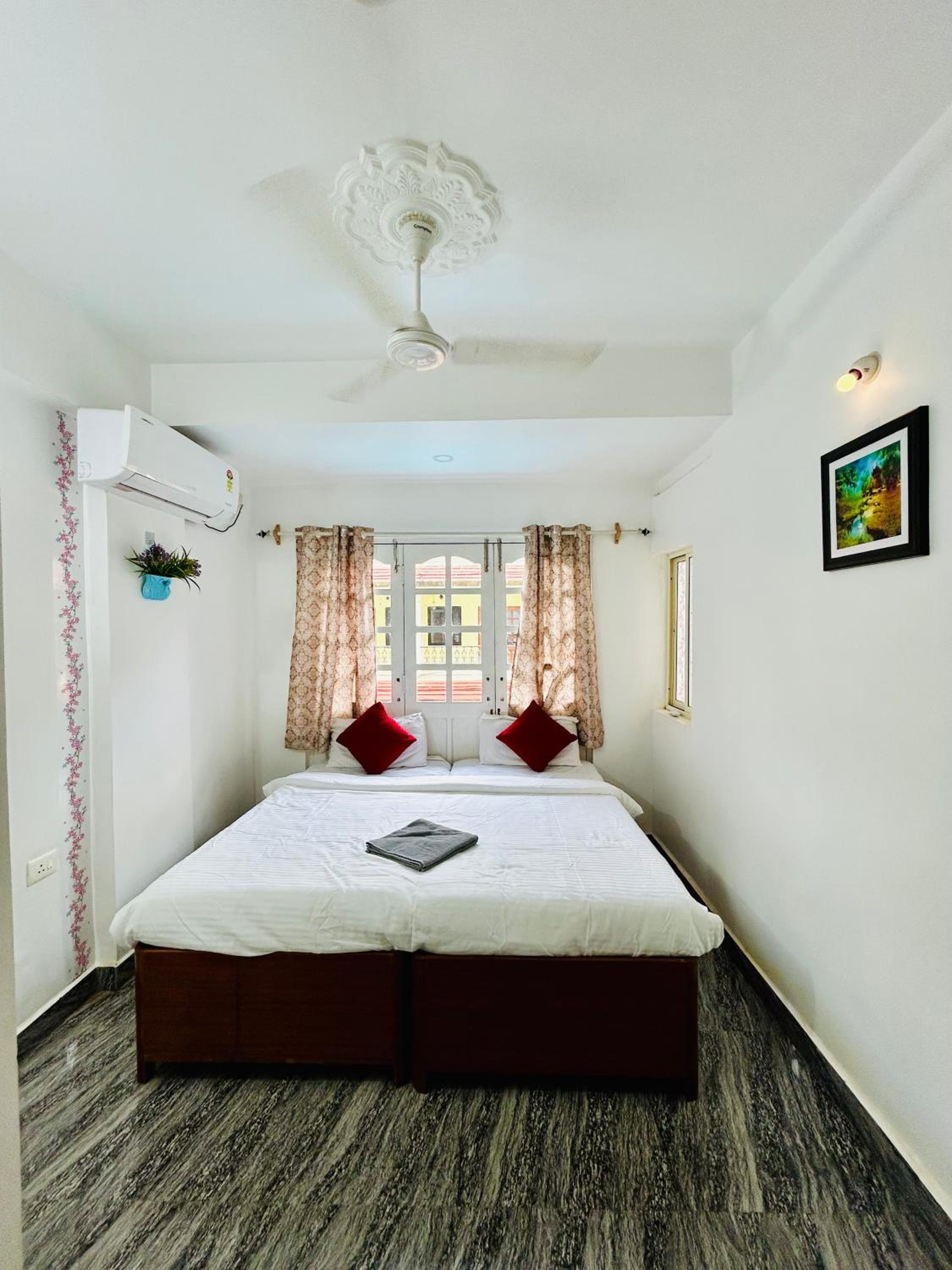 2bhk flat 1bathroom Candolim view 5