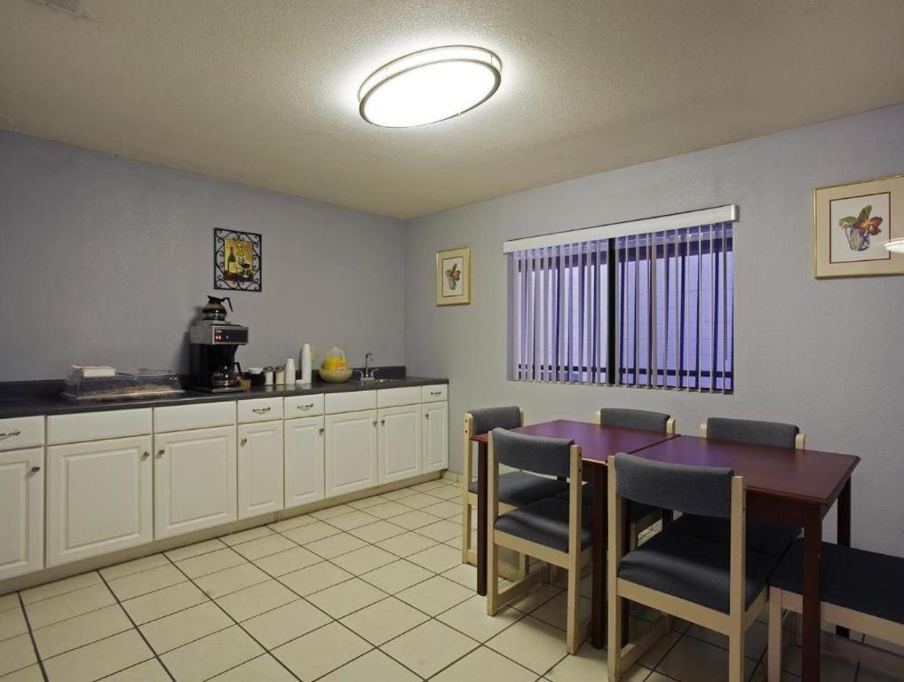 Days Inn by Wyndham Hemet view 5