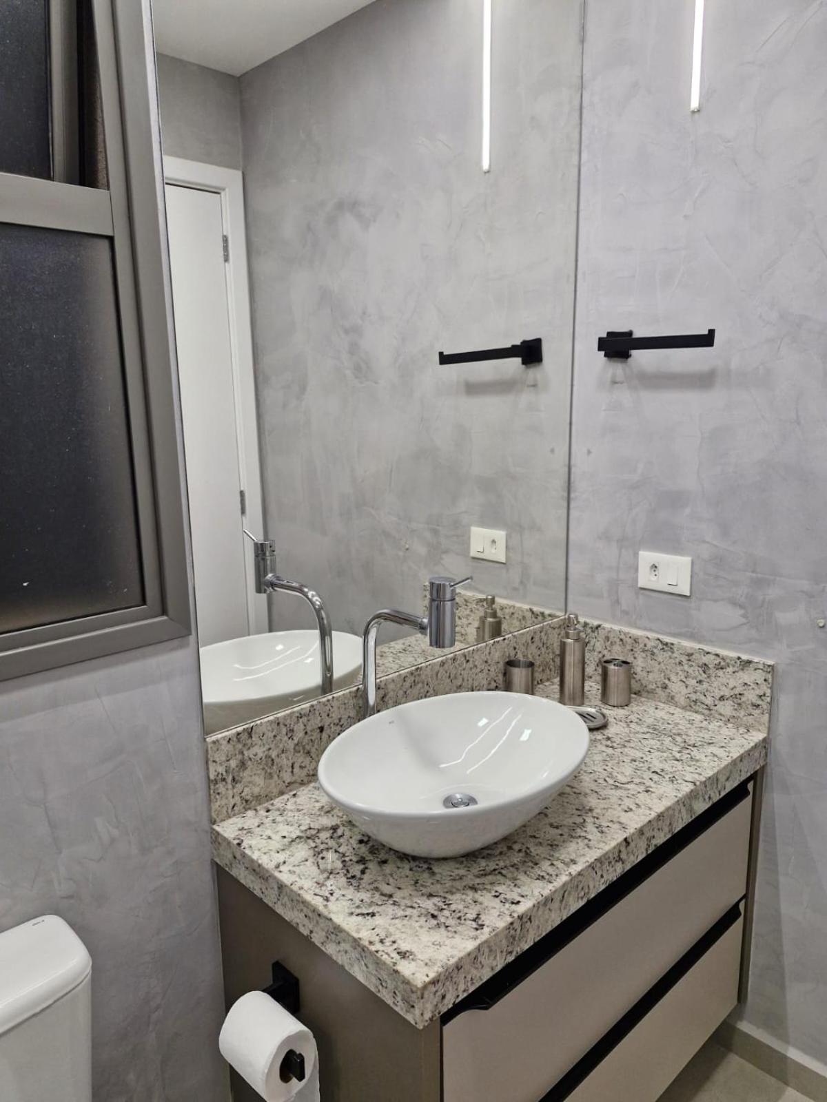 Apto 2 dormitórios, novo e decorado , zona 08, Maringa