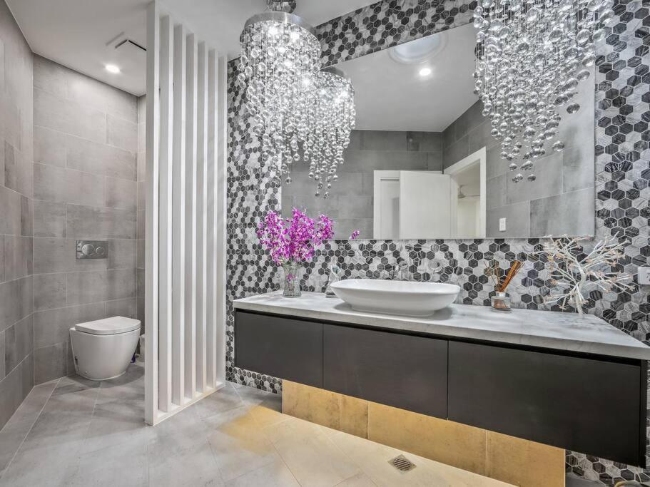 Luxurious 4-BR Mansion with Tennis Court and Pool!