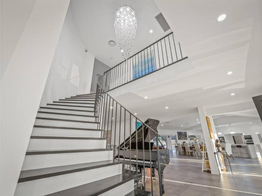 Luxurious 4-BR Mansion with Tennis Court and Pool!