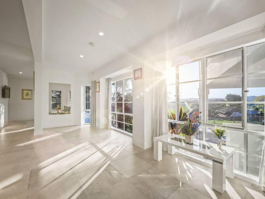 Luxurious 4-BR Mansion with Tennis Court and Pool!