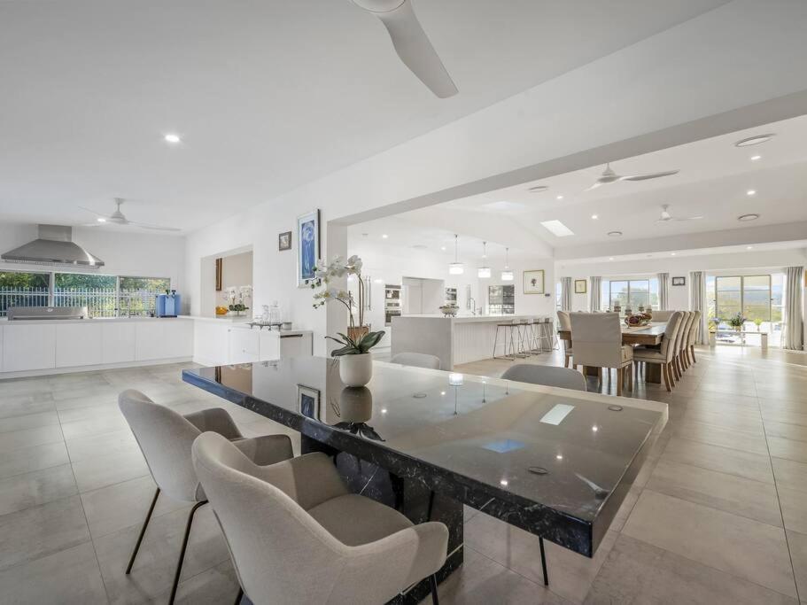 Luxurious 4-BR Mansion with Tennis Court and Pool!