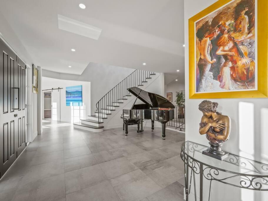 Luxurious 4-BR Mansion with Tennis Court and Pool!