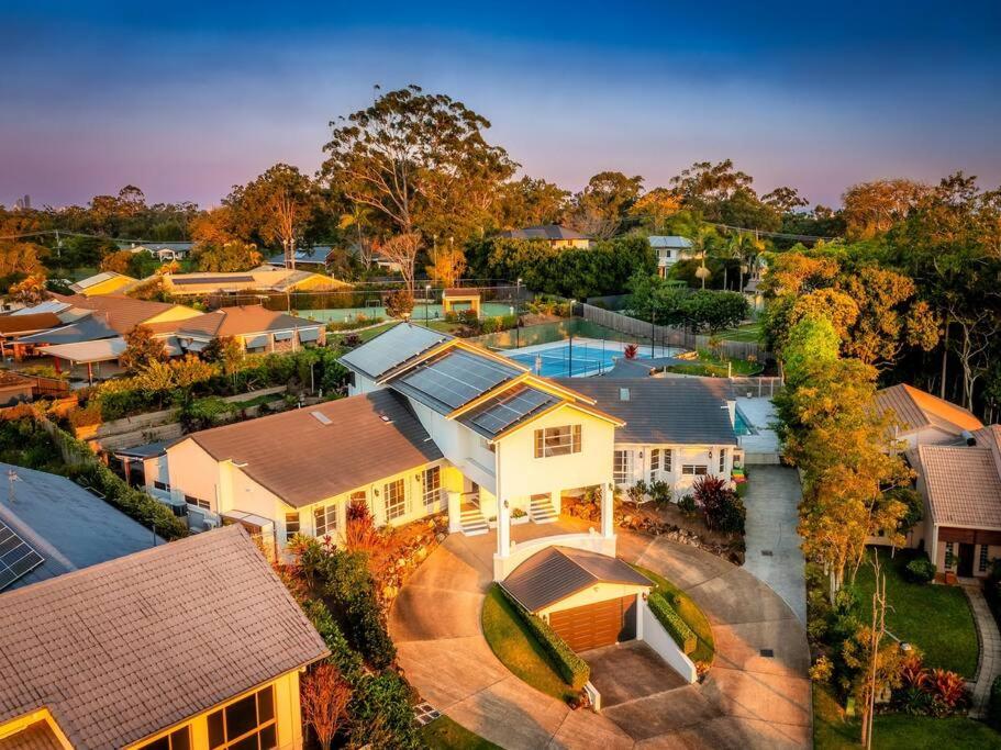 Luxurious 4-BR Mansion with Tennis Court and Pool!