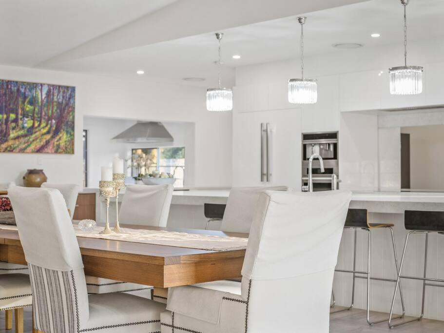 Luxurious 4-BR Mansion with Tennis Court and Pool!