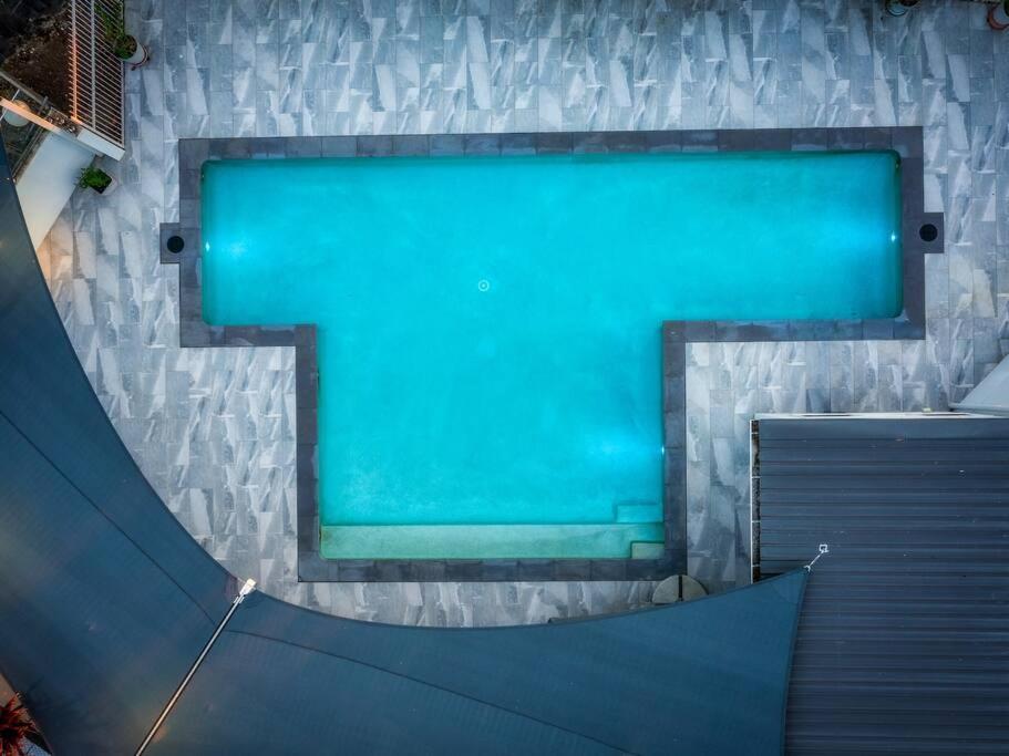 Luxurious 4-BR Mansion with Tennis Court and Pool!