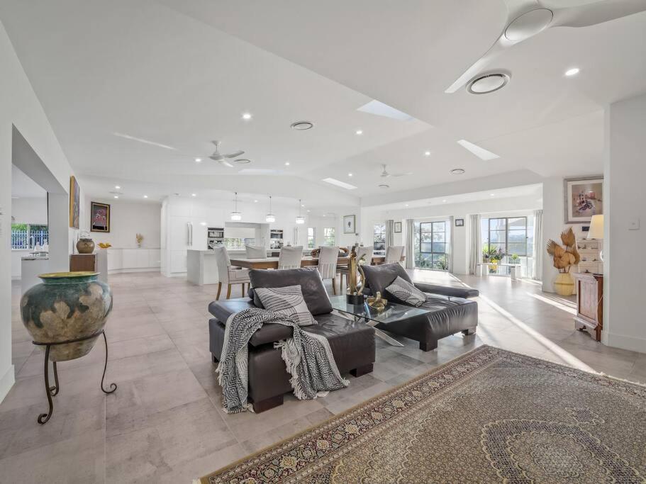 Luxurious 4-BR Mansion with Tennis Court and Pool!