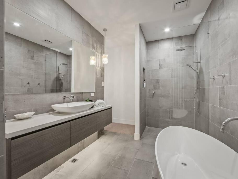 Luxurious 4-BR Mansion with Tennis Court and Pool!
