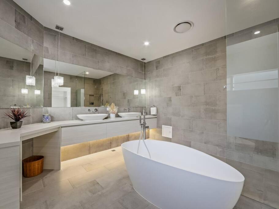 Luxurious 4-BR Mansion with Tennis Court and Pool!