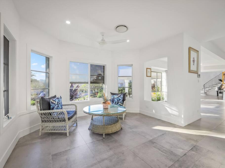 Luxurious 4-BR Mansion with Tennis Court and Pool!