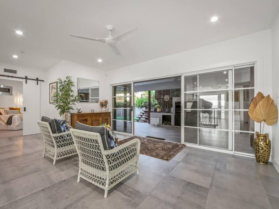 Luxurious 4-BR Mansion with Tennis Court and Pool!