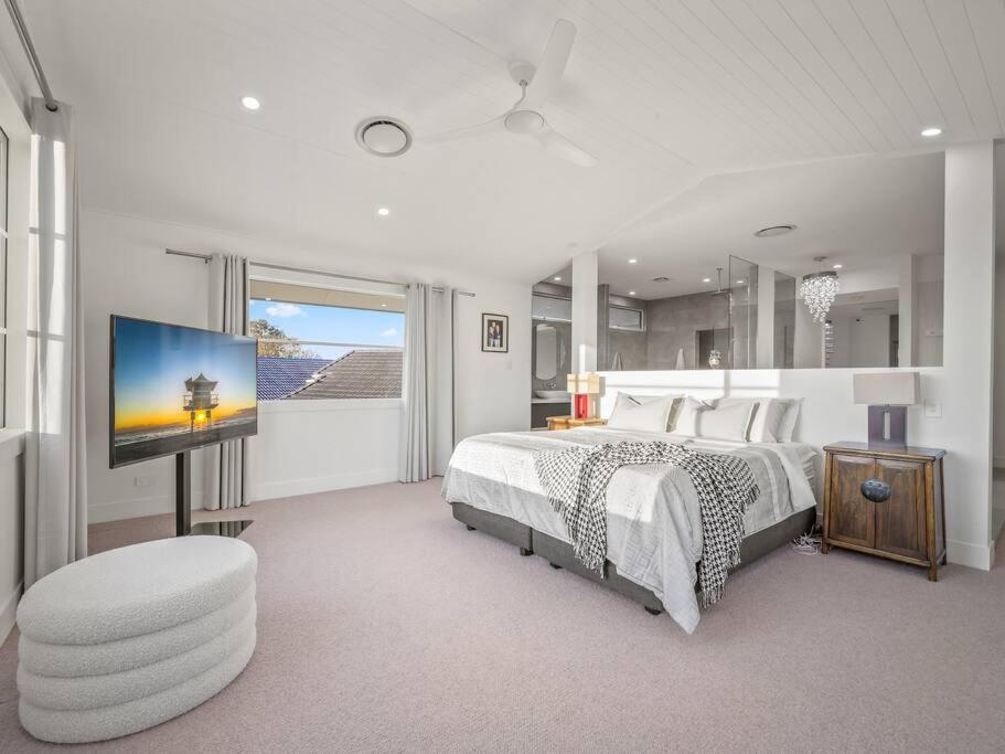 Luxurious 4-BR Mansion with Tennis Court and Pool!