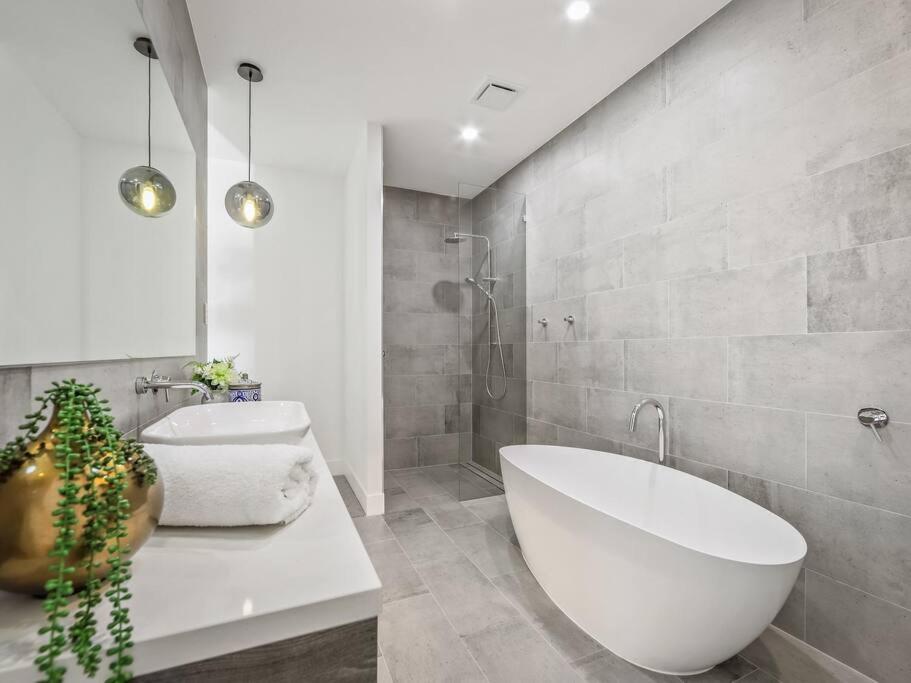 Luxurious 4-BR Mansion with Tennis Court and Pool!