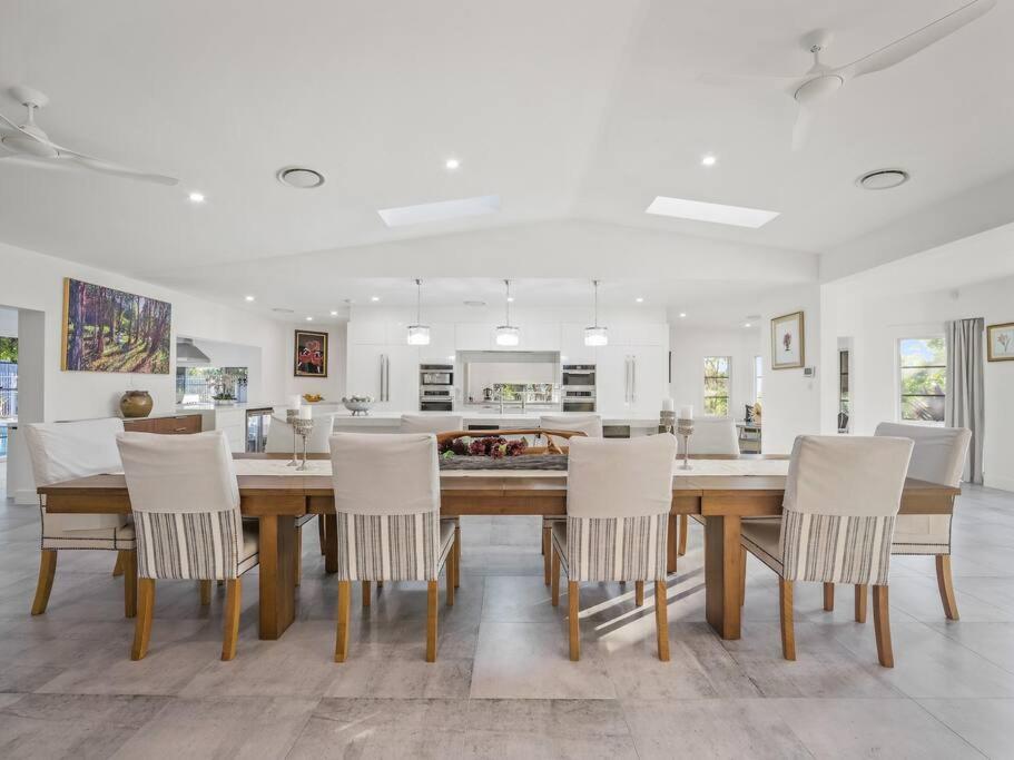 Luxurious 4-BR Mansion with Tennis Court and Pool!