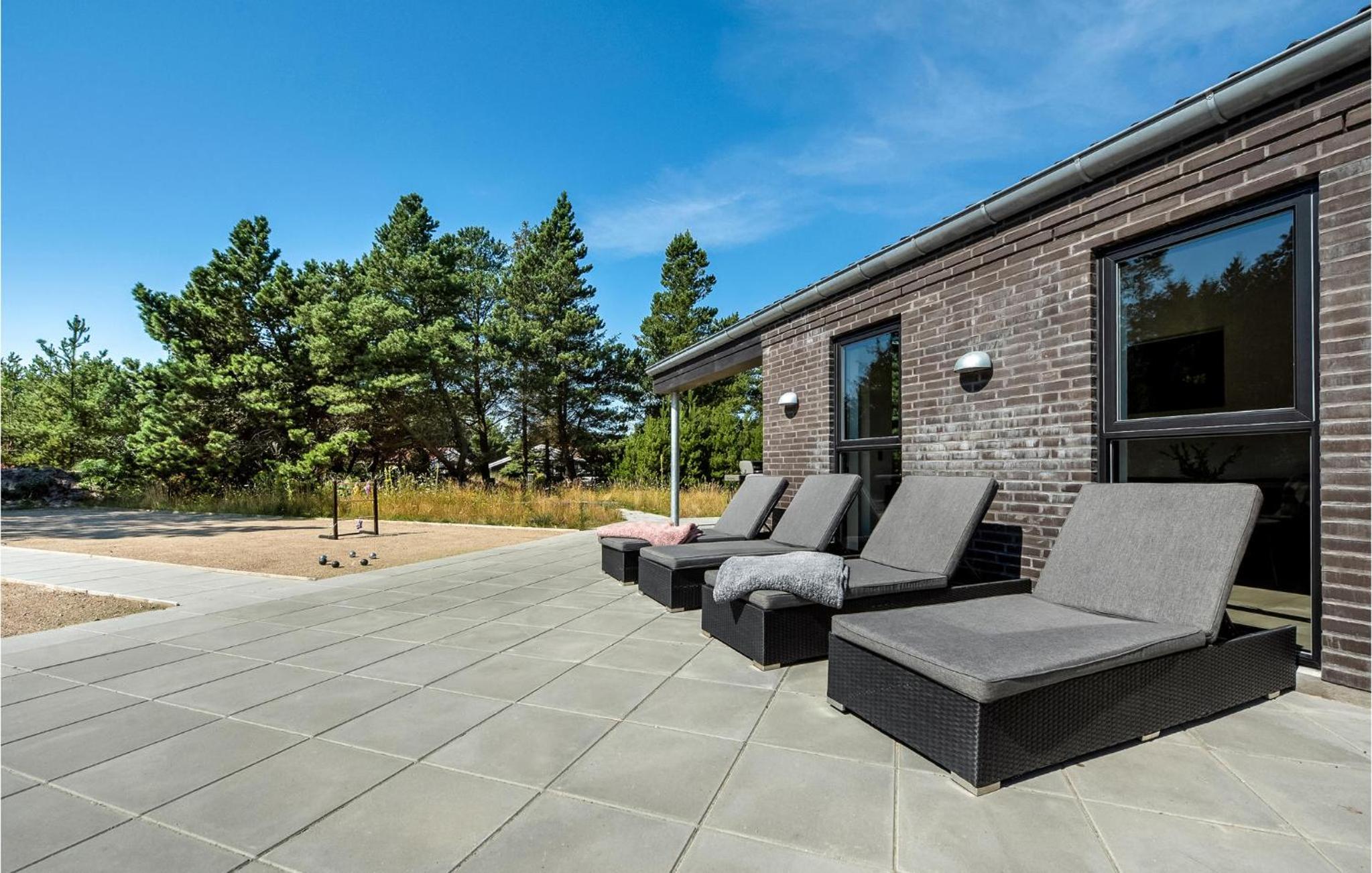 Nice Home In Blåvand With Kitchen