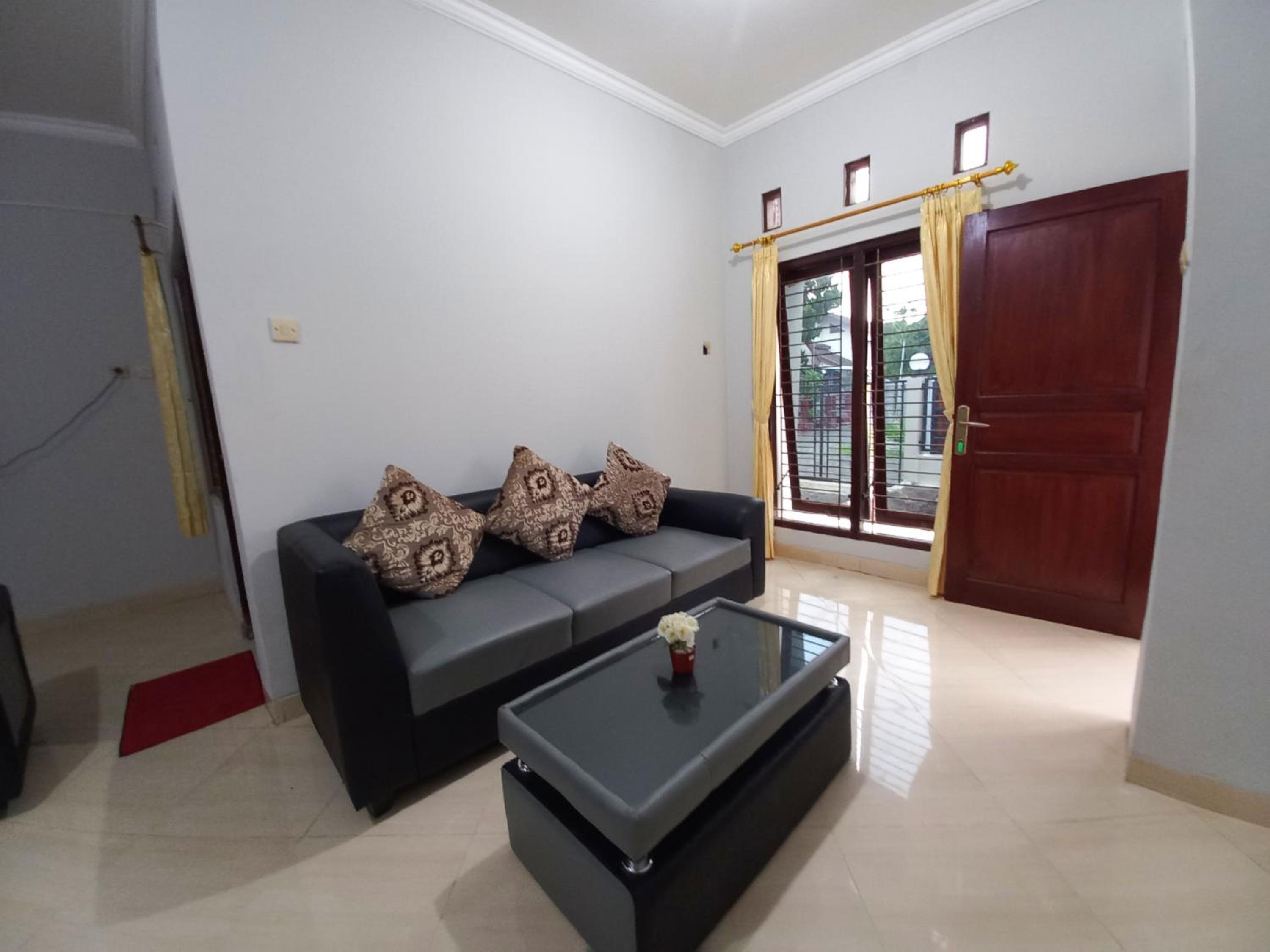 Homestay Syariah Dekat Monjali dan Jogja City Mall by Simply Homy view 5