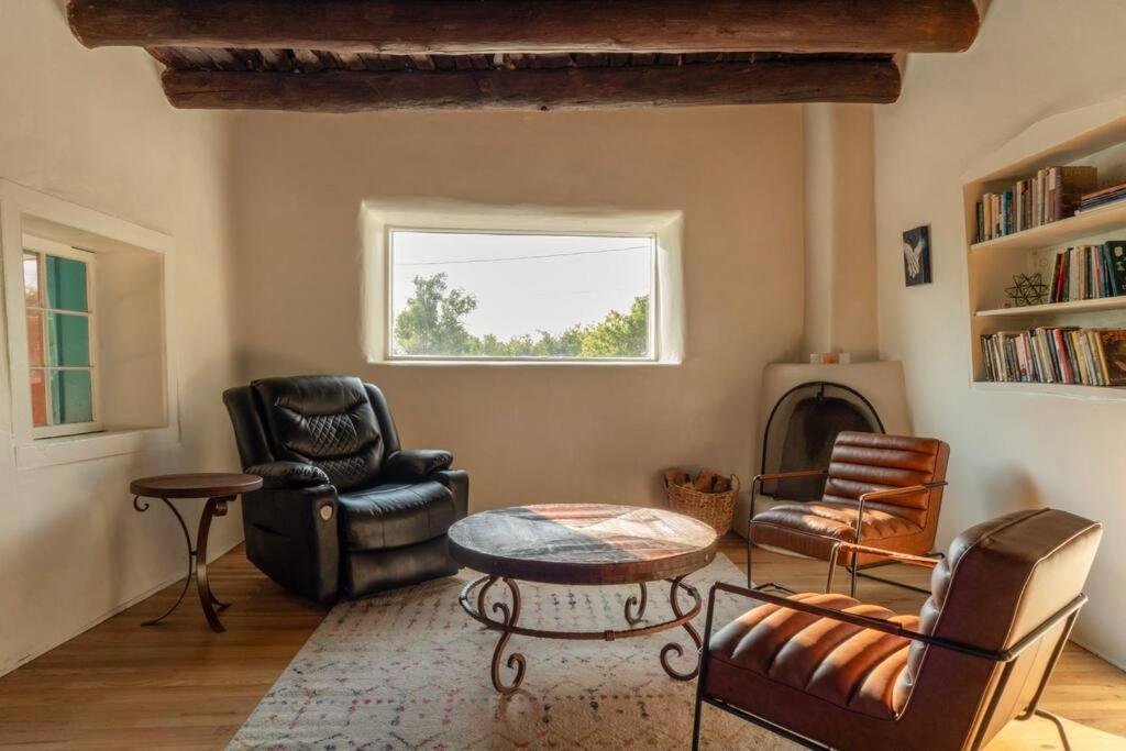Hot Tub, Artsy Family Adobe, 4mins Plaza! Private Deck & Yard view 3
