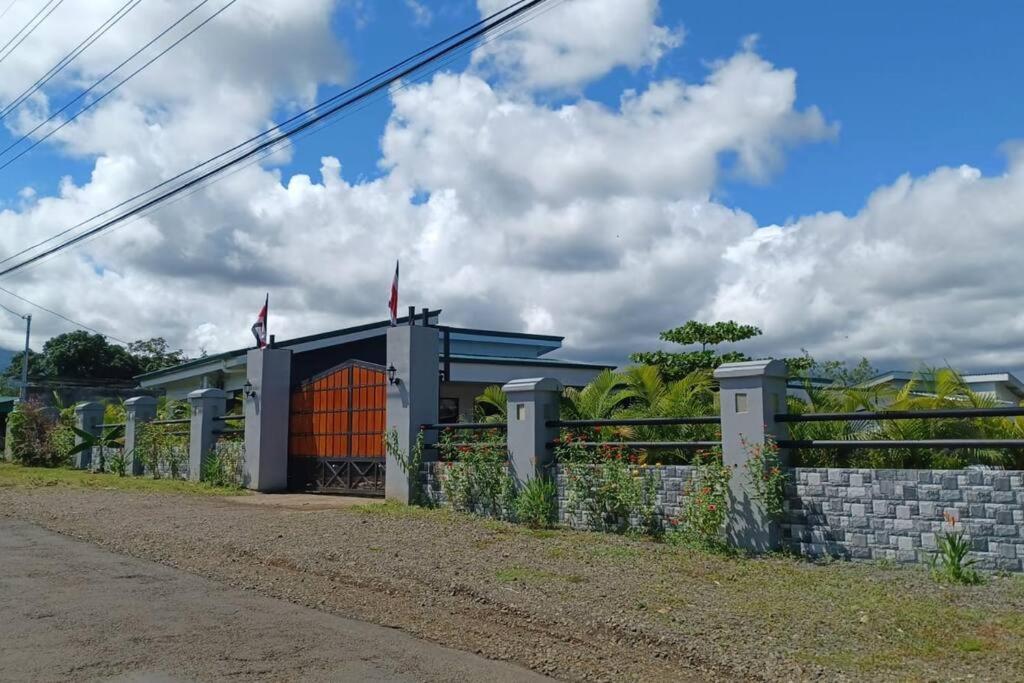 Casa tipica con piscina
