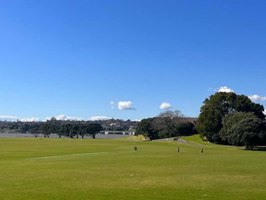 Cozy & Modern Townhouse in a Quiet Auckland Suburb view 4