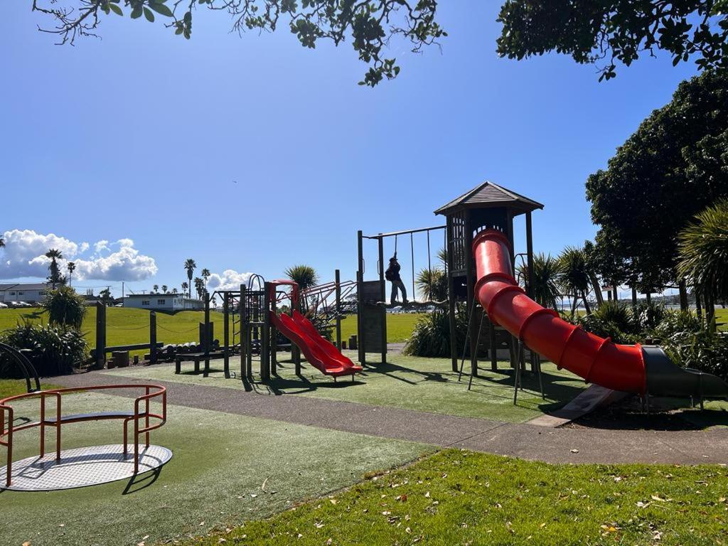 Cozy & Modern Townhouse in a Quiet Auckland Suburb view 3