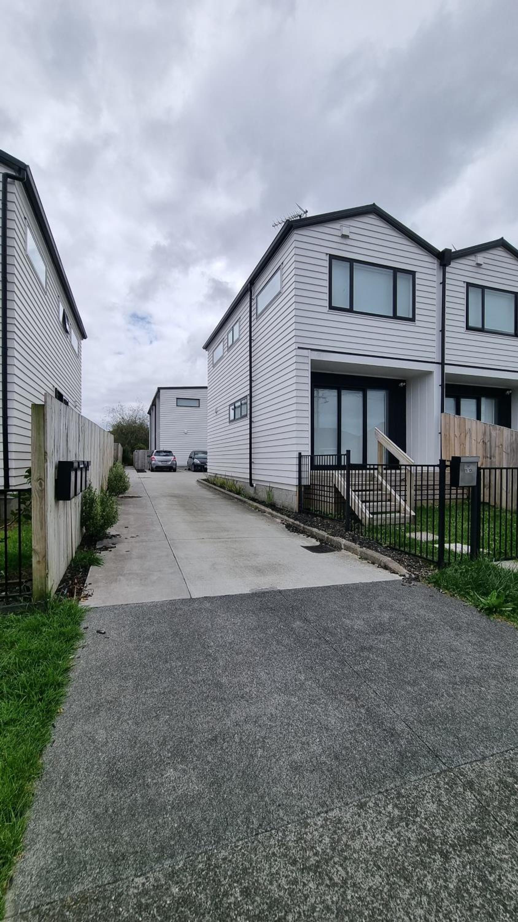 Cozy & Modern Townhouse in a Quiet Auckland Suburb view 2