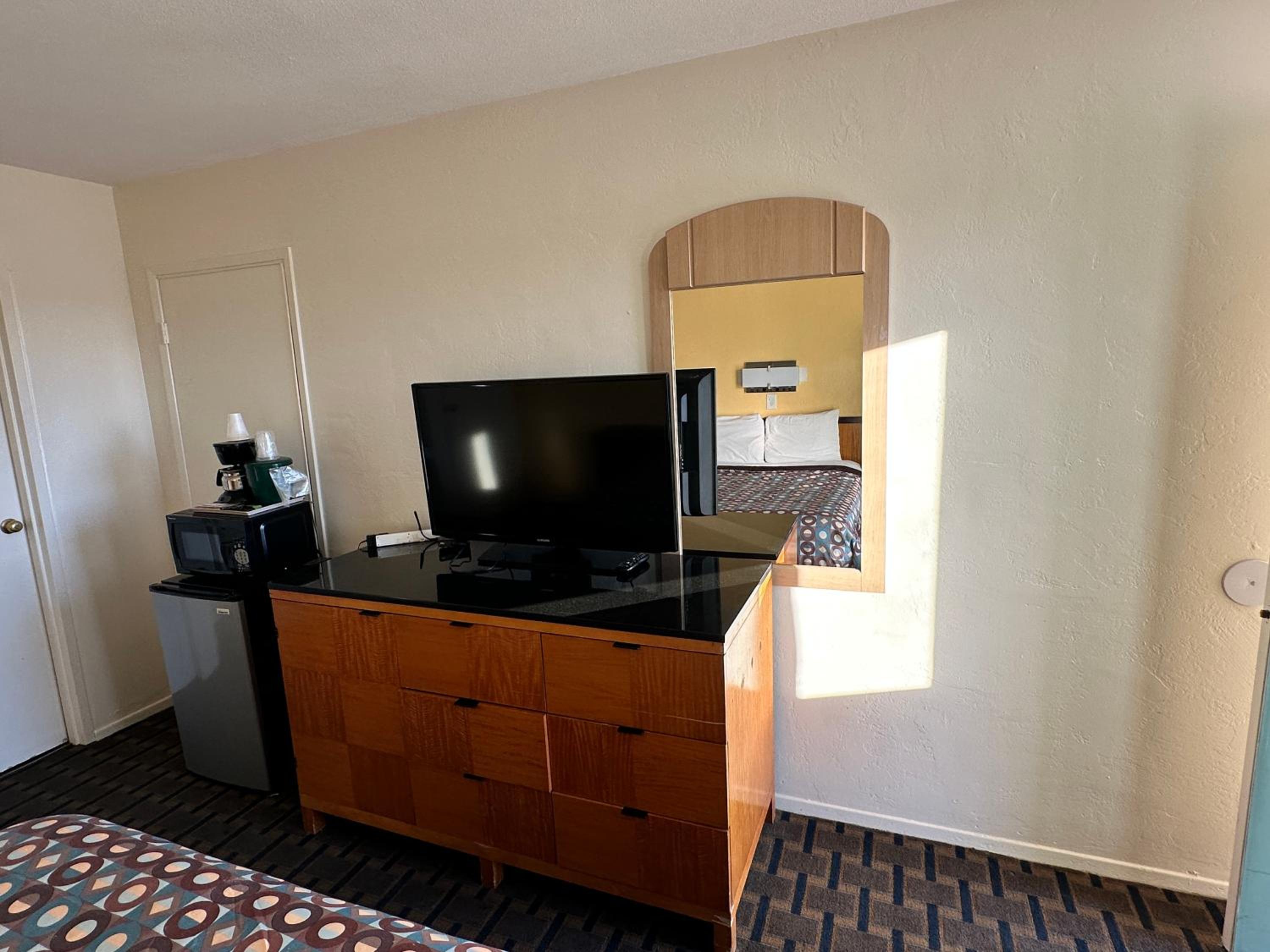 Kingman Vacations - Ramblin Rose Motel - Property Image 1