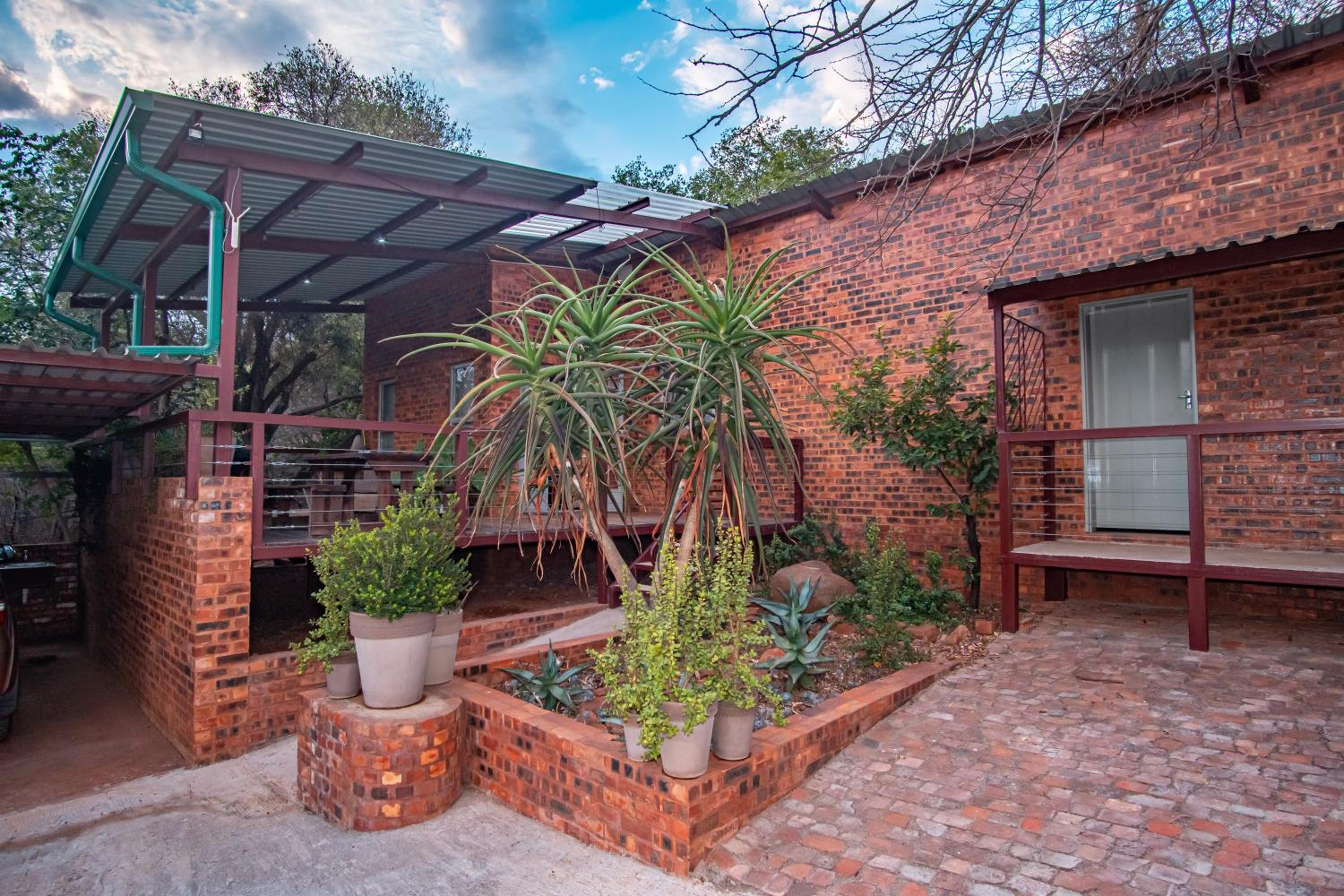 Bushbaby Cottage with Tickle Tub in Hartbeespoort view 2