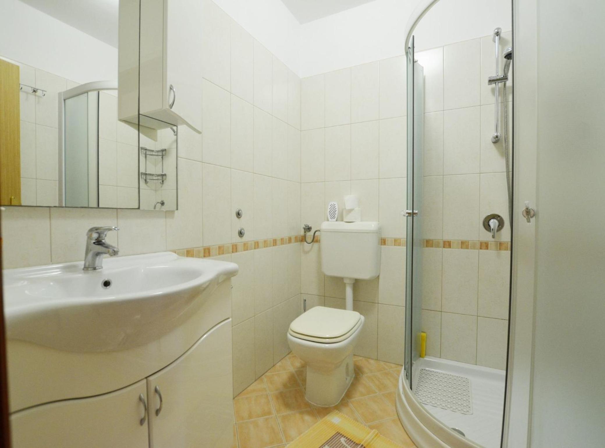 Sleek and Serene Flat and Rooms view 2