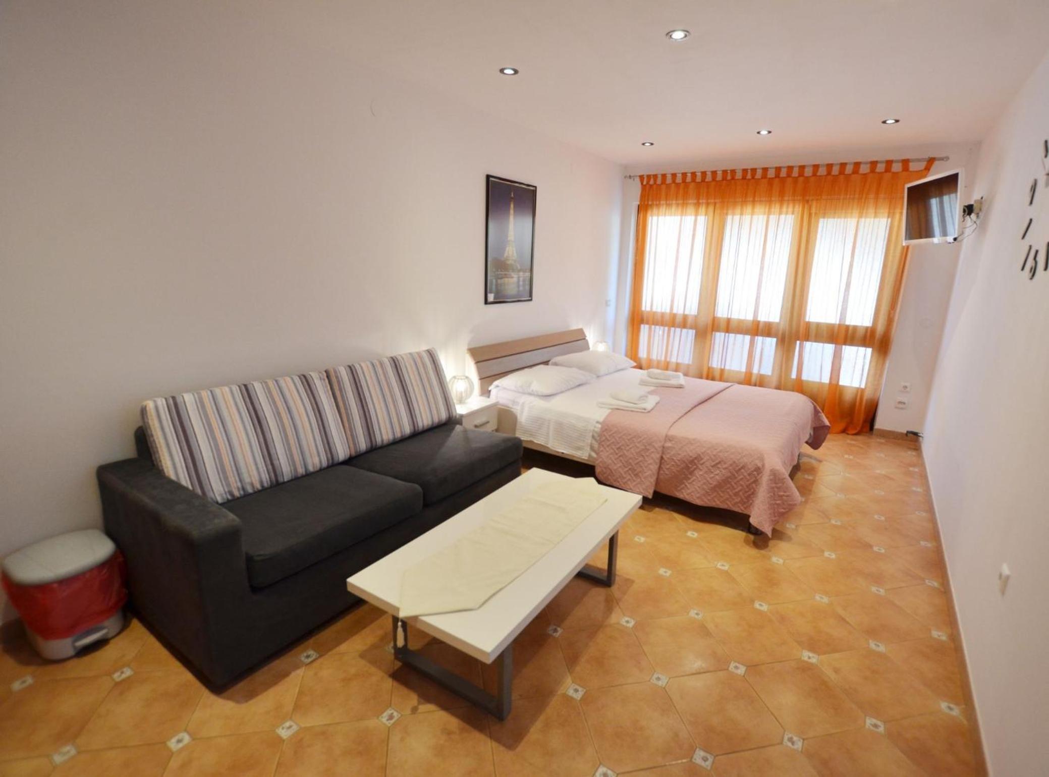 Sleek and Serene Flat and Rooms view 5