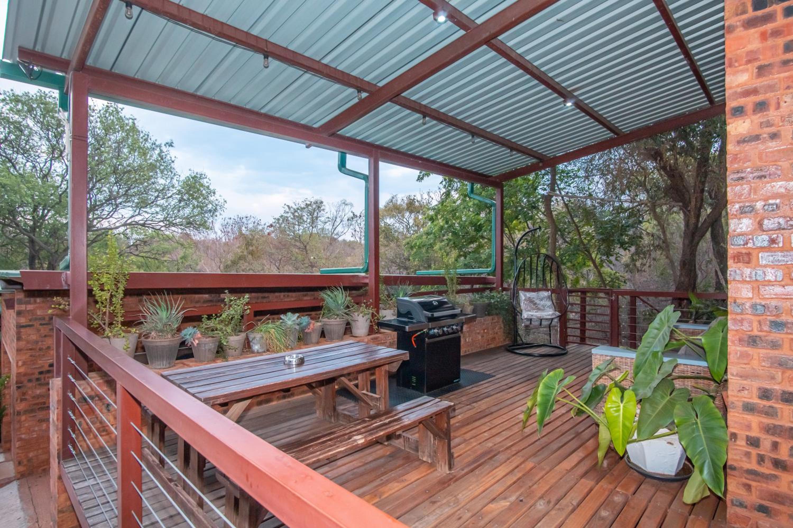 Bushbaby Cottage with Tickle Tub in Hartbeespoort view 3