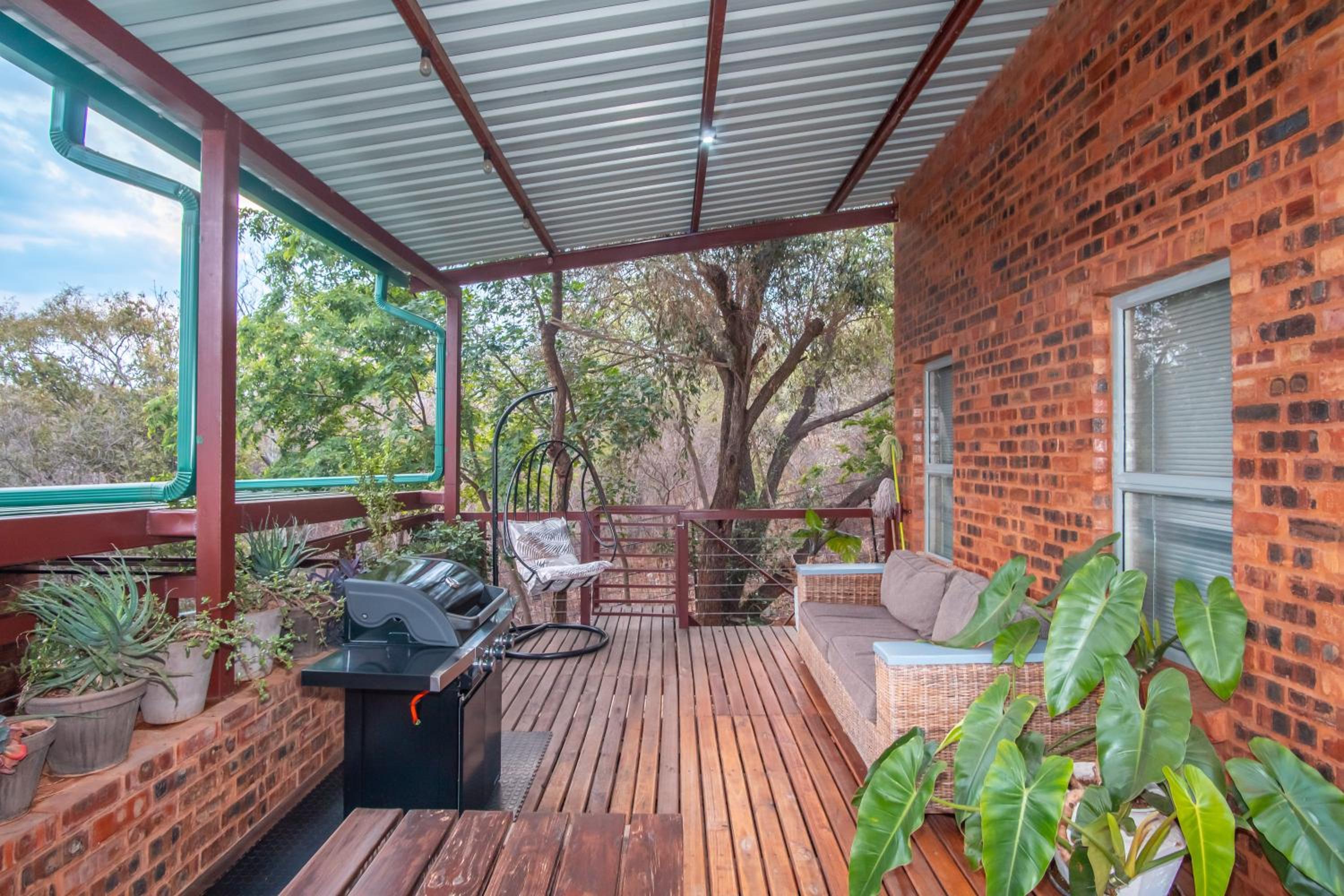 Bushbaby Cottage with Tickle Tub in Hartbeespoort view 5