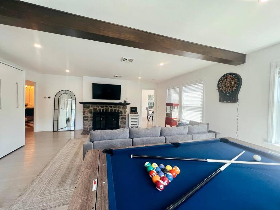 Blue House, King Bed, Grill, Pool Table, Air Hockey, Ping Pong view 3