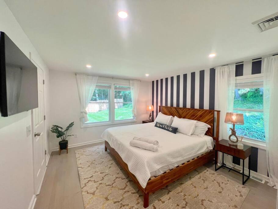 Blue House, King Bed, Grill, Pool Table, Air Hockey, Ping Pong view 4