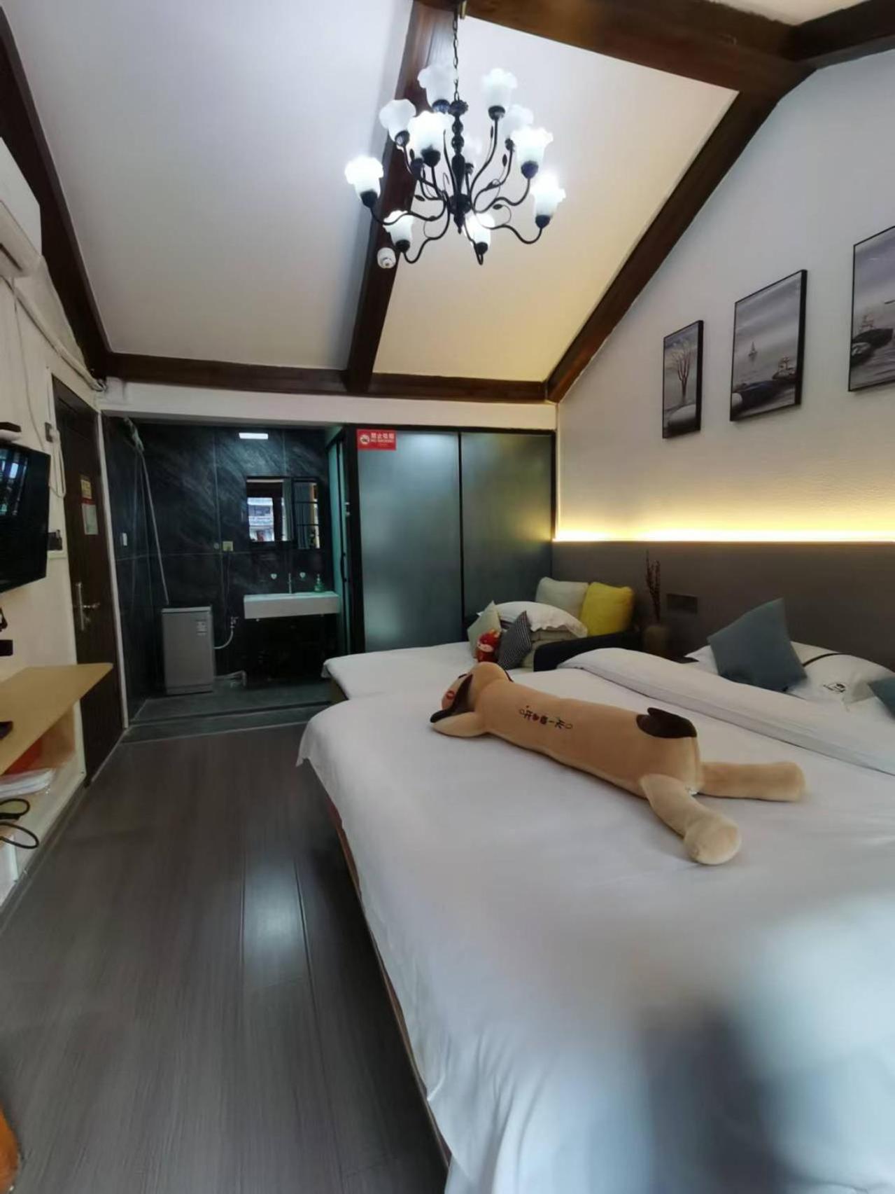 Fenghuang Ancient Town Lazy Cat Riverside Inn