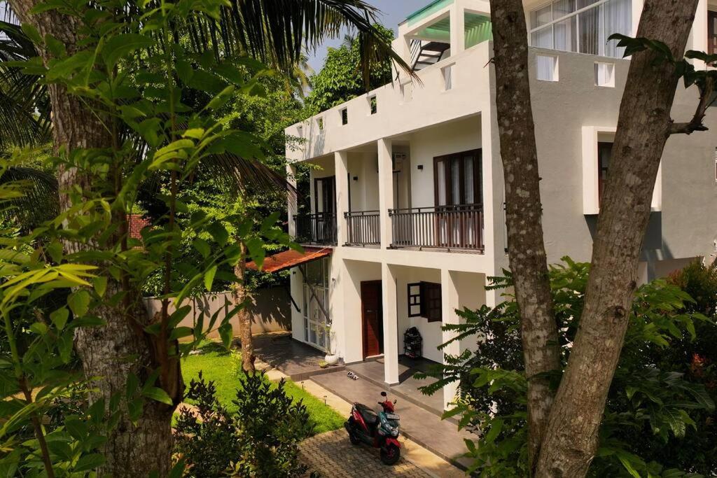 6-Bedroom Villa for 15 Guests in Talpe