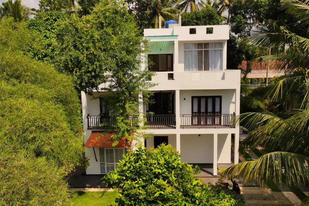 6-Bedroom Villa for 15 Guests in Talpe