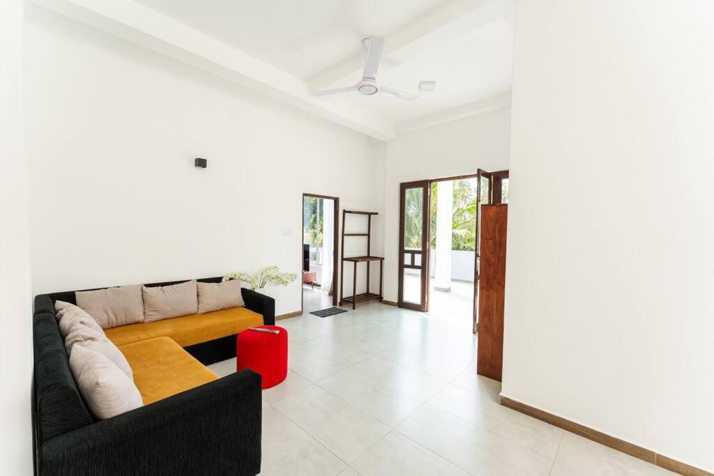 6-Bedroom Villa for 15 Guests in Talpe