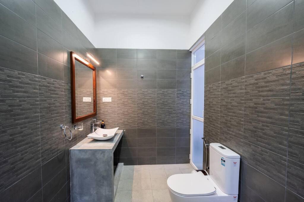 6-Bedroom Villa for 15 Guests in Talpe