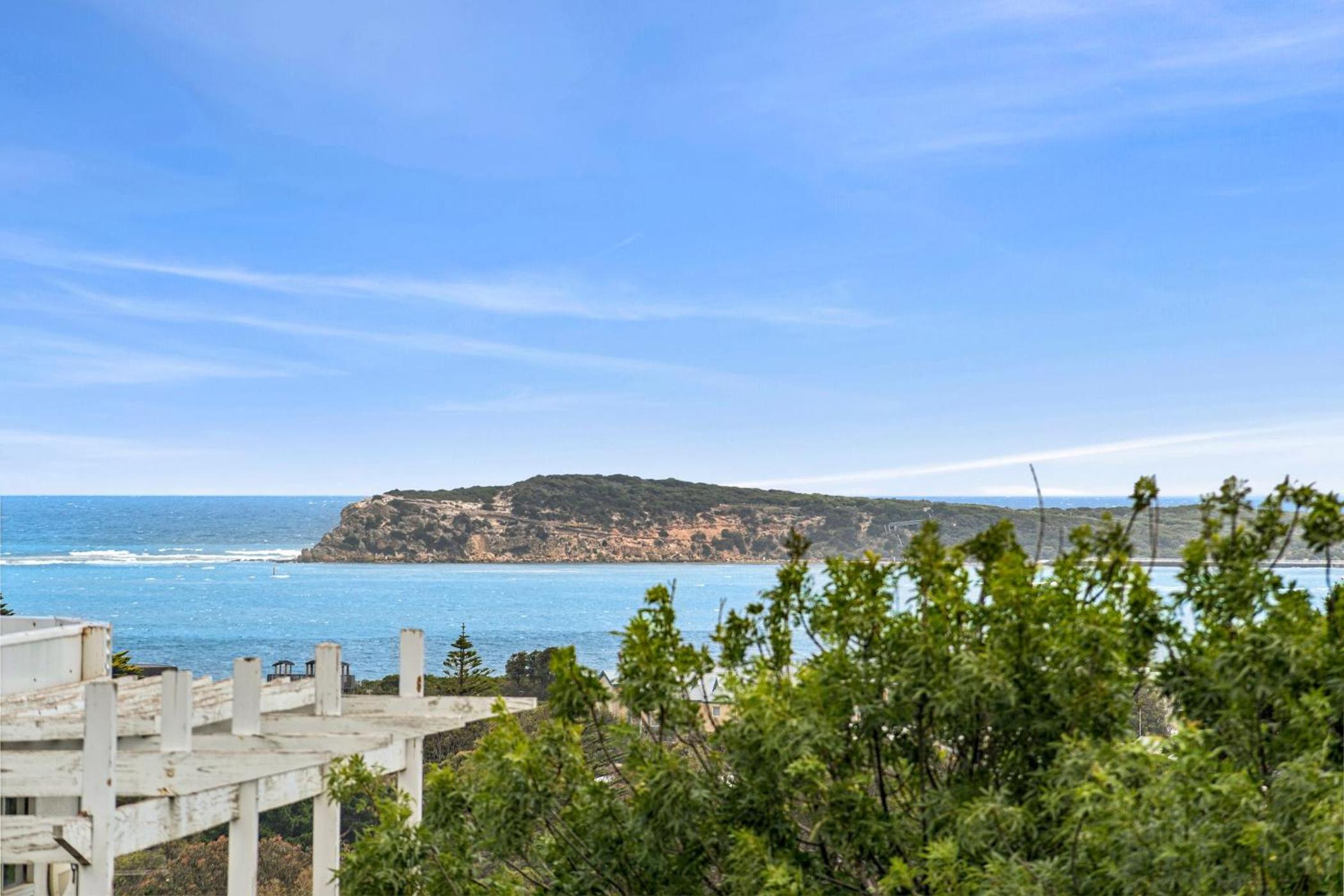 Tyntynder Coastal Beach House with Panoramic Views and Stunning Sunsets