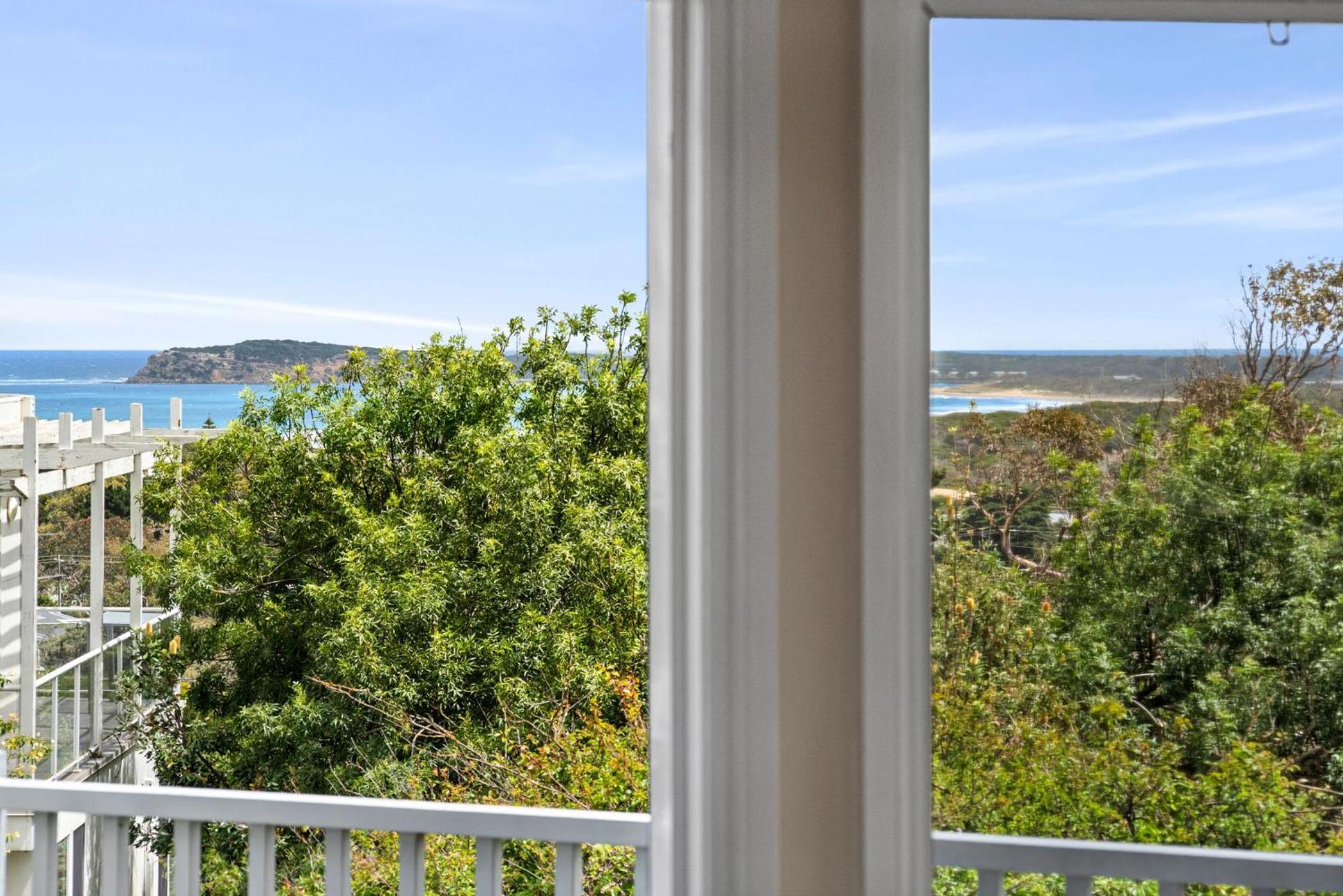 Tyntynder Coastal Beach House with Panoramic Views and Stunning Sunsets