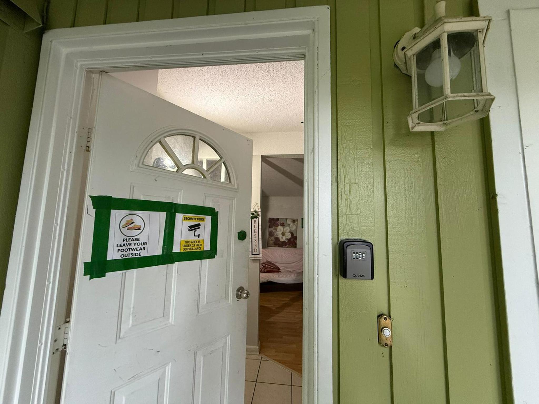 Deluxe Cozy Private Queen Room Central Surrey