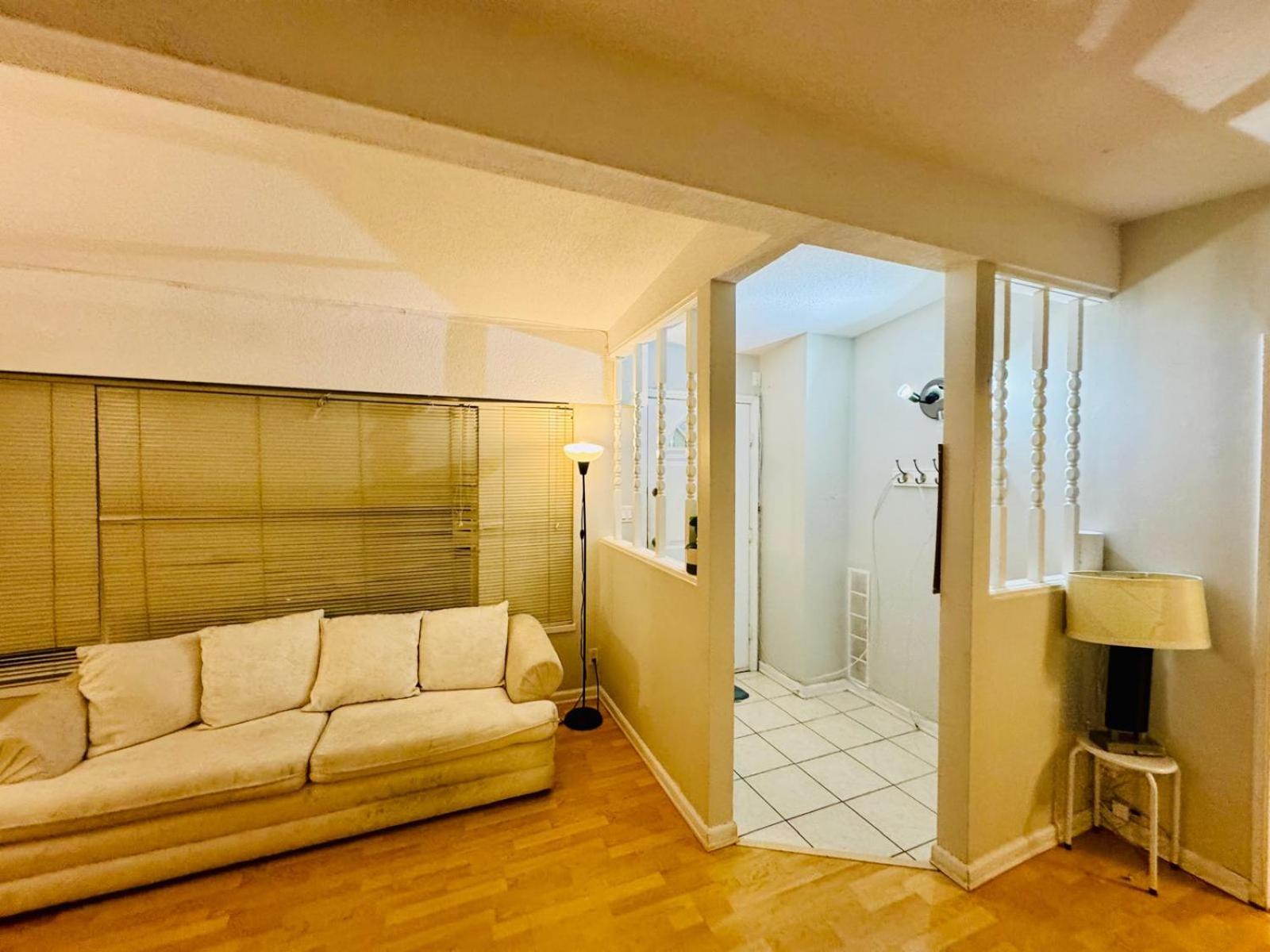 Deluxe Cozy Private Queen Room Central Surrey