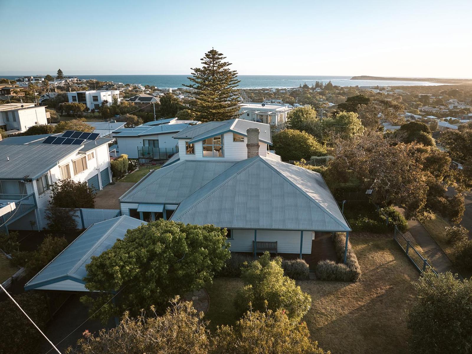 Tyntynder Coastal Beach House with Panoramic Views and Stunning Sunsets
