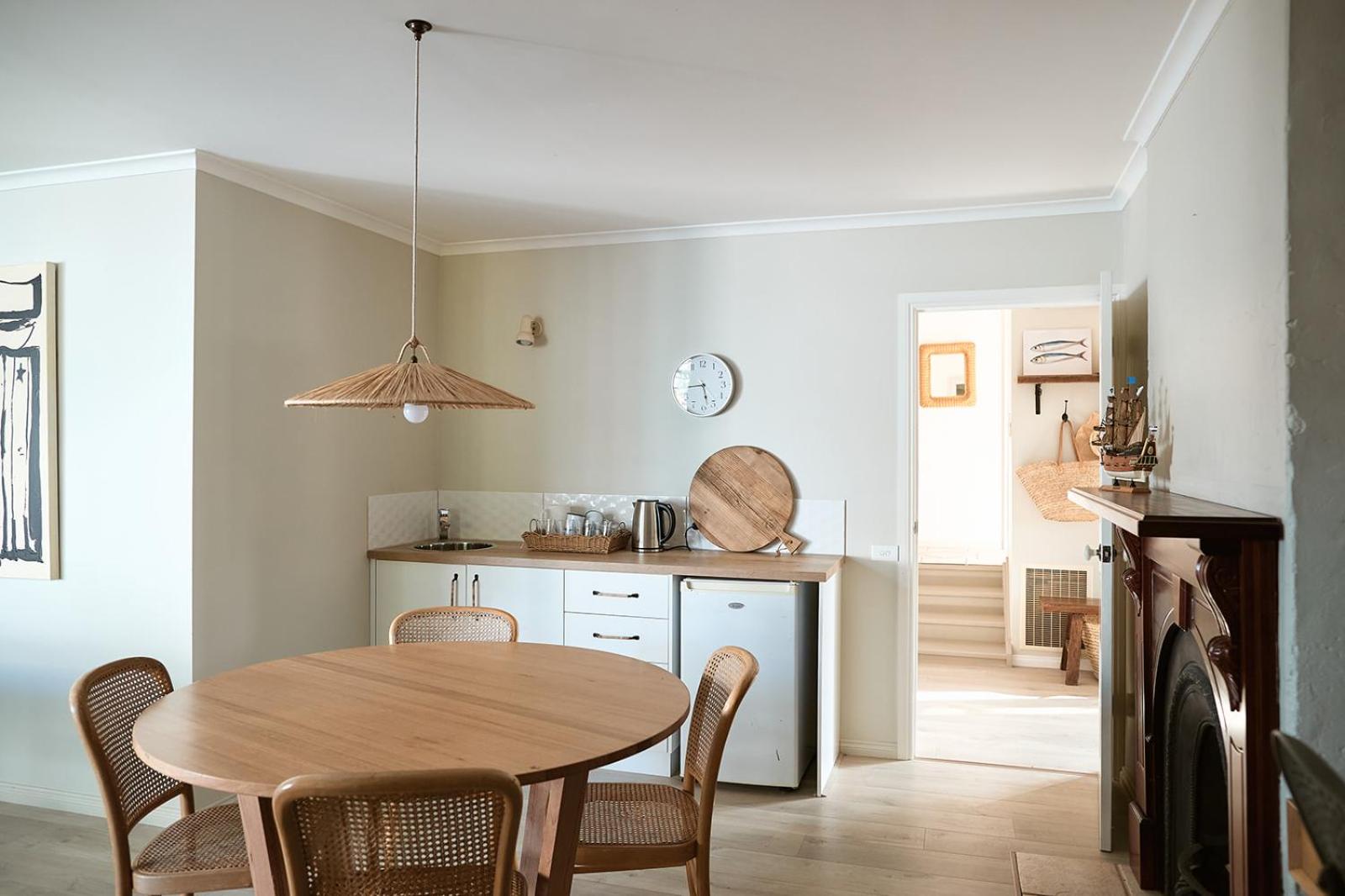 Tyntynder Coastal Beach House with Panoramic Views and Stunning Sunsets