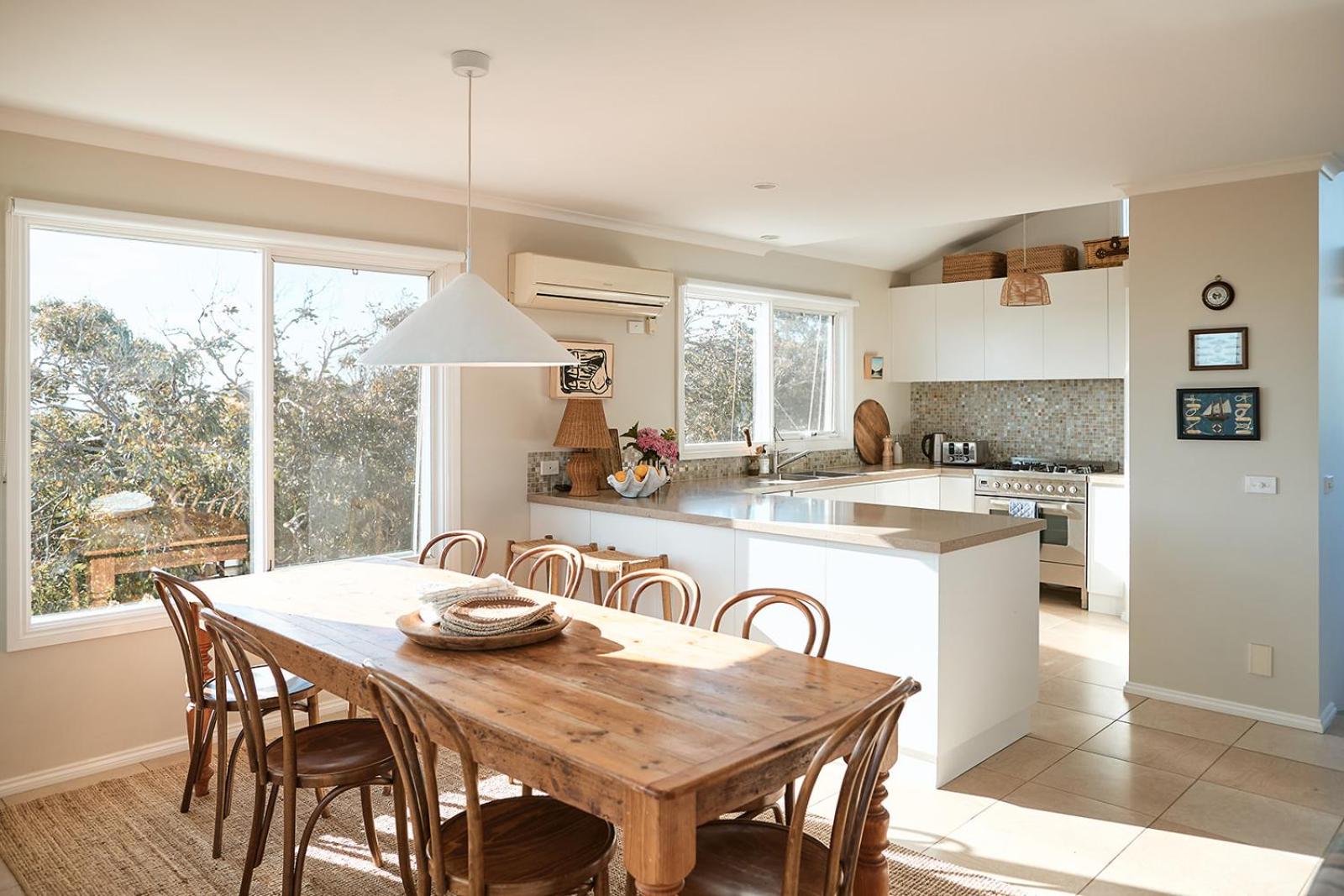 Tyntynder Coastal Beach House with Panoramic Views and Stunning Sunsets