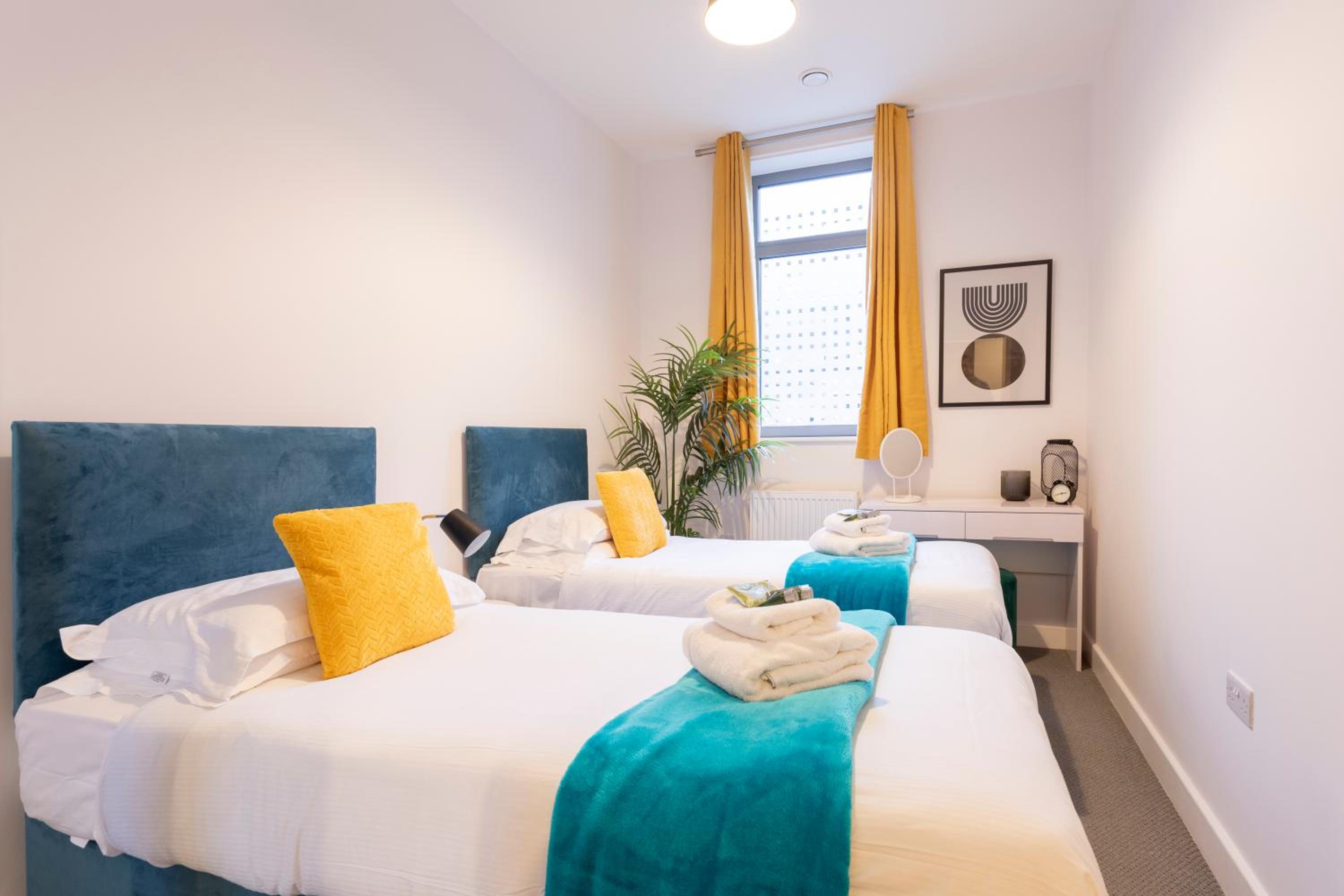 Modern 2- Bedroom Apartment in Central Redhill! view 3